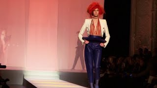 Mode  Les grands noms de la couture défilent à Paris [upl. by Nerraf]