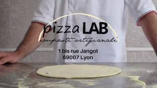 Pizza LAB  Comment étaler la pâte à pizza [upl. by Siroled]