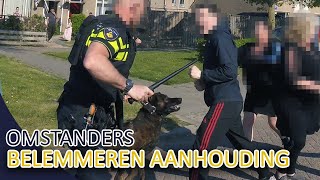 POLITIE  Omstanders belemmeren aanhouding  Inzet politiehond  Politie Almere [upl. by Packer]