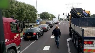 Truckers bekvechten bij stoplicht [upl. by Redmond]