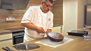 Torte glasieren  SchrittfürSchrittAnleitung  Howto  Dr Oetker [upl. by Ettennej546]