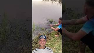 Pescador se assustou com o rebojo do peixe [upl. by Ikik]